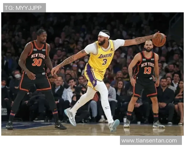 富丽战绩下的战术悖论:湖人三巨子的同场窘境